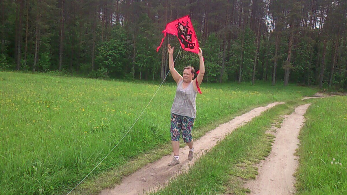 Не правда ли - это СУПЕР - запускать воздушного змея даже молодой бабушке!