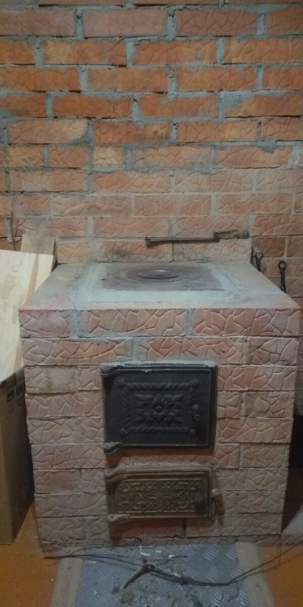 вид из предбанника, видна варочная плита...