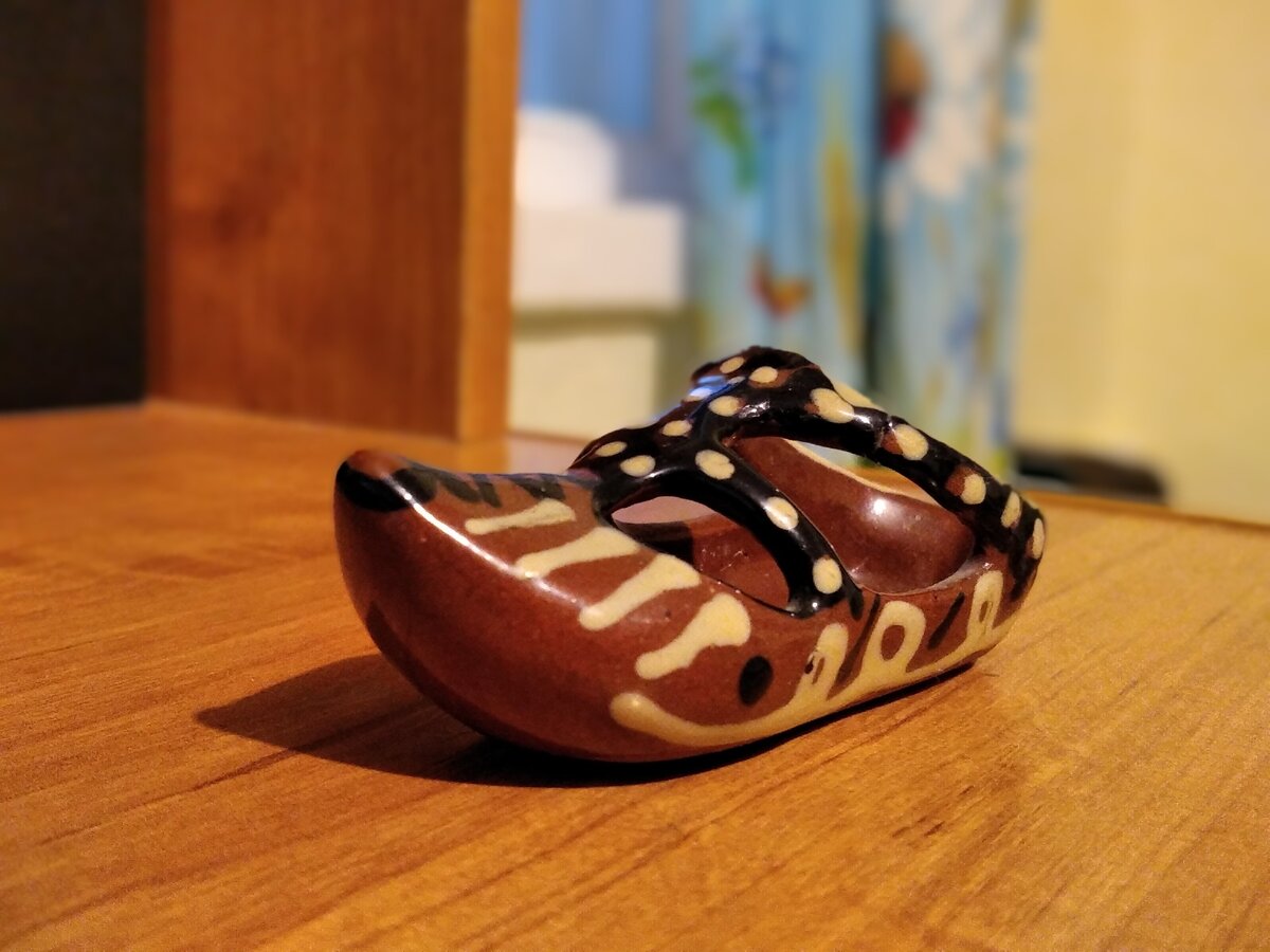 ...Вот глиняный башмачок - его я помню с детства. 