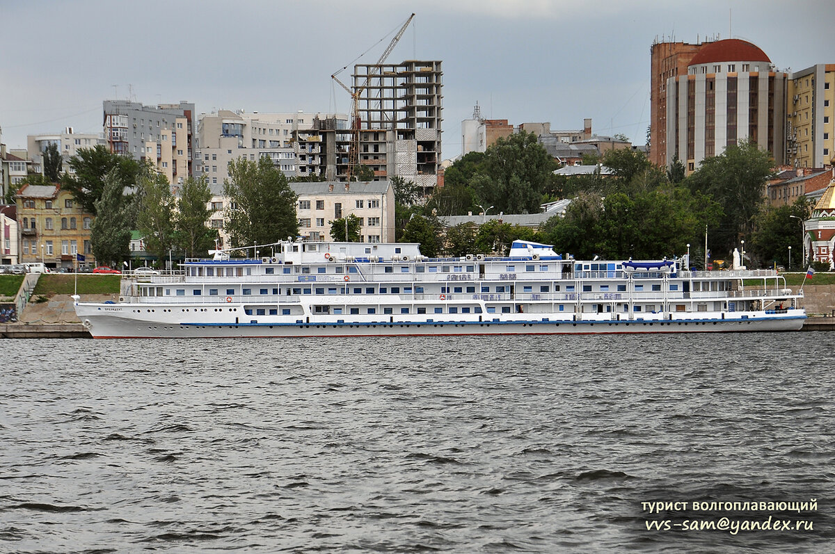 Теплоход «Президент» у третьего причала Самарского речного порта. Фото 12.06.2013.