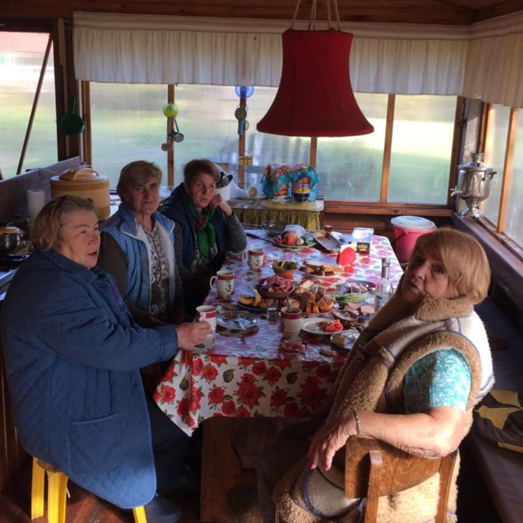 Чаще всего посиделки начинаются спонтанно...