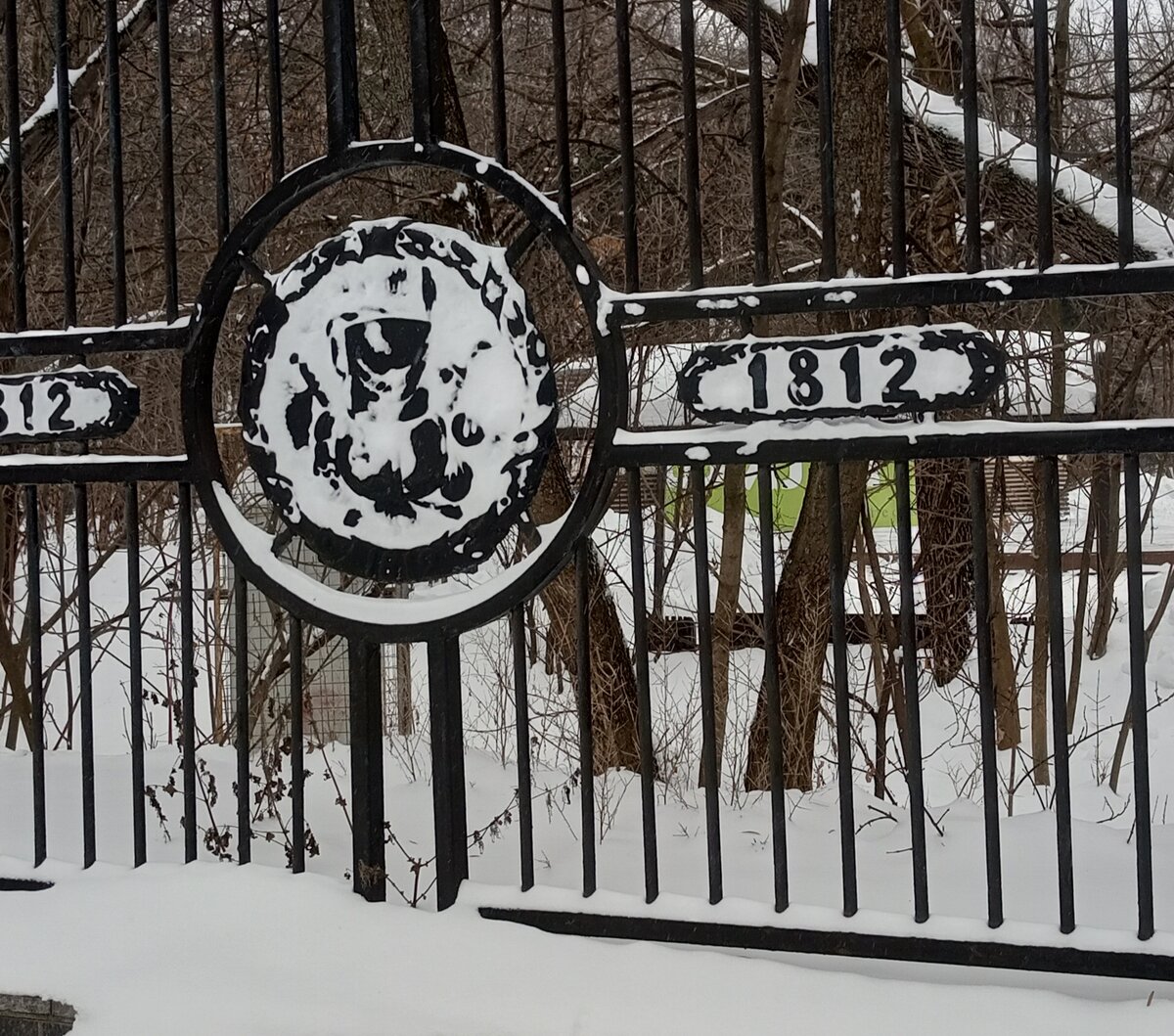 Стилизованная ограда.