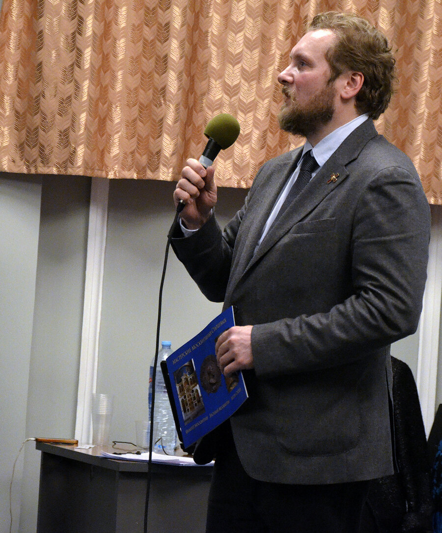 Александр Михайлович Шарипов отметил, что работы Филиппа Москвитина (в книге около 40 картин в цвете) многократно усиливают акценты книги. 
Да, действительно, сейчас человек живет в культуре клипа. Если текст надо разворачивать в сознании, то картина воспринимается одномоментно. Поэтому важно было книгу насытить и визуальным содержанием. Дело, которое Филипп делал всю свою творческую жизнь, оказалось востребована и в этом проекте. Художник Филипп Москвитин, выступая на презентации книги, отметил, что в конце 80-х начале 90-ых годов он читал труды Лескова, Александра Панарина и, конечно же, Ильина. «И даже сейчас», — отметил художник, — «когда я пишу работы, я слушаю аудиокниги Ильина».
