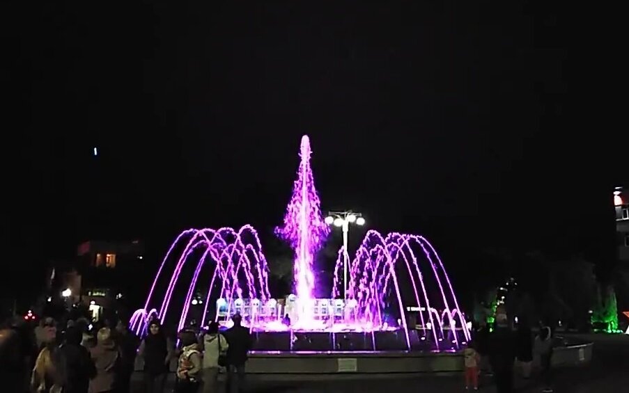 Анапа. Поющие фонтаны на Свято-Осиевской площади.