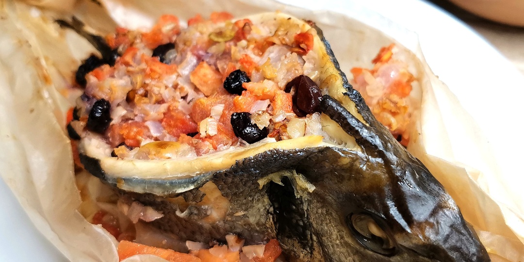 Дорадо, запеченная с изюмом и орехами