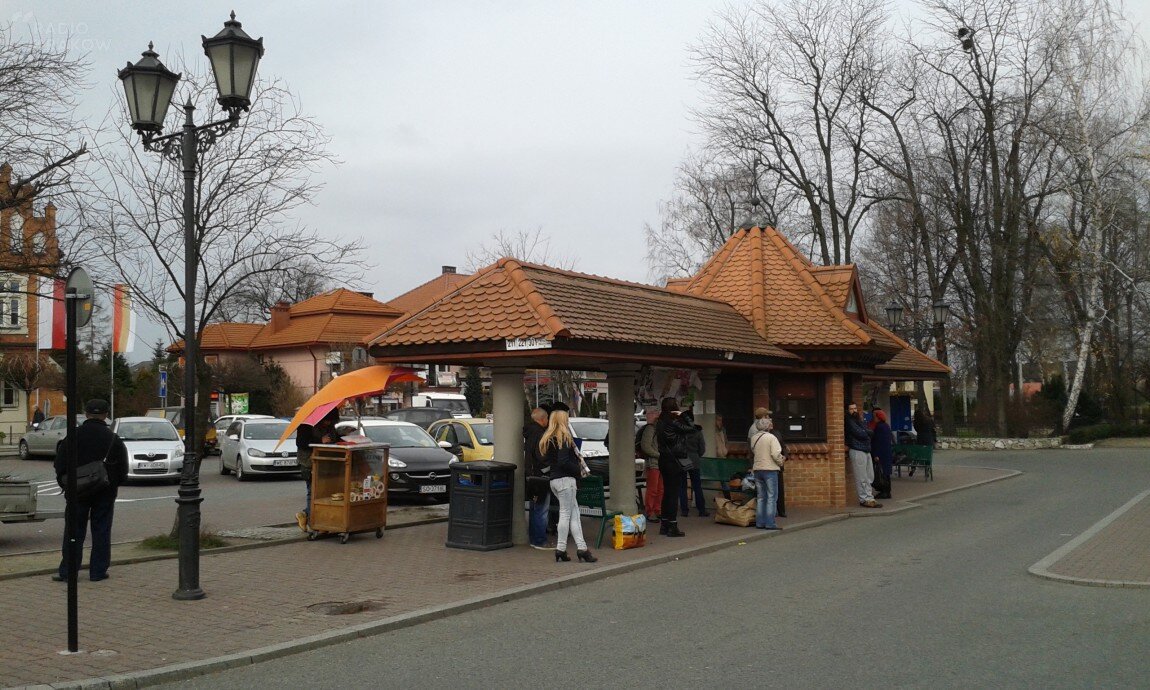 Театр начинается с вешалки, а старинные европейские города  — с вокзалов и остановок. Неполомице  — не исключение. Черепица, колонны. Чугунный фонарь.