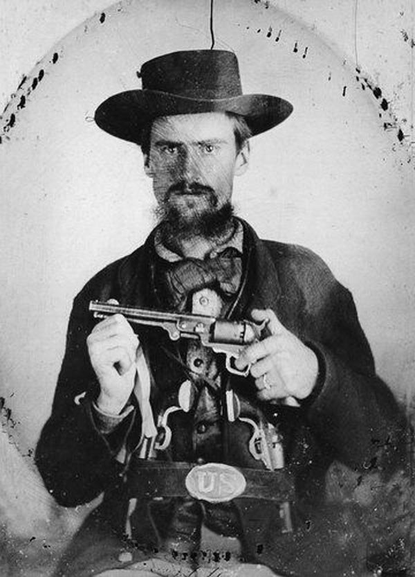 Именно с этими словами (Он никогда меня не подводил) и слезами на глазах легендарный Буффало Бил подарил свой любимый револьвер Ремингтон сорок четвертого калибра своему преданному другу.-7