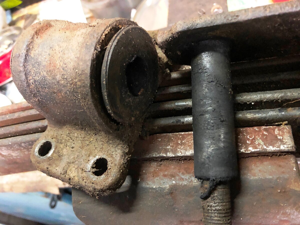 Еще стоковые втулки, кронштейна, верхнего крепления рессор, седьмой год, но по прежнему в хорошем, рабочем состоянии.