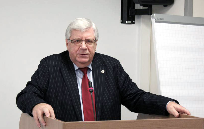 директор института академик