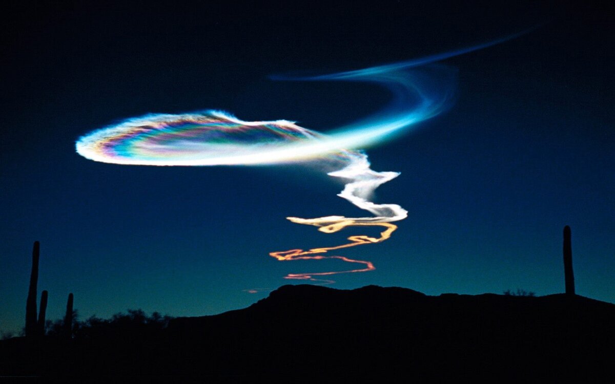 — Земля буквально «дымит» водородом: истечение ларинских струй в атмосферу (водород, гелий и иже с ними). Иногда даже можно увидеть их... «инверсионный след»