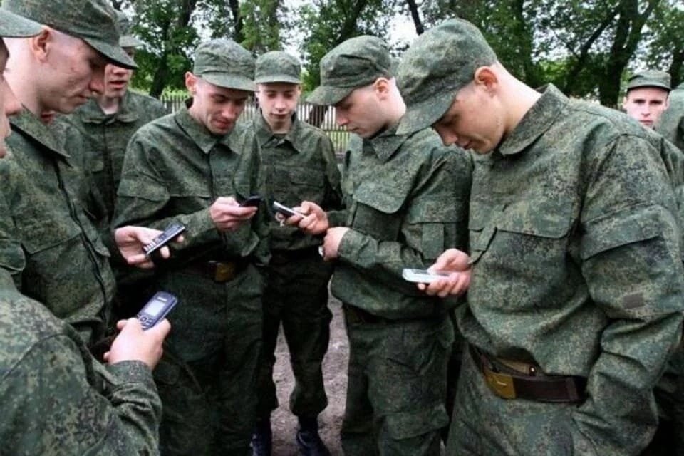 Тел солдата. Солдат с мобильником. Солдат с телефоном. Мобильник в армии. Смартфоны в армии