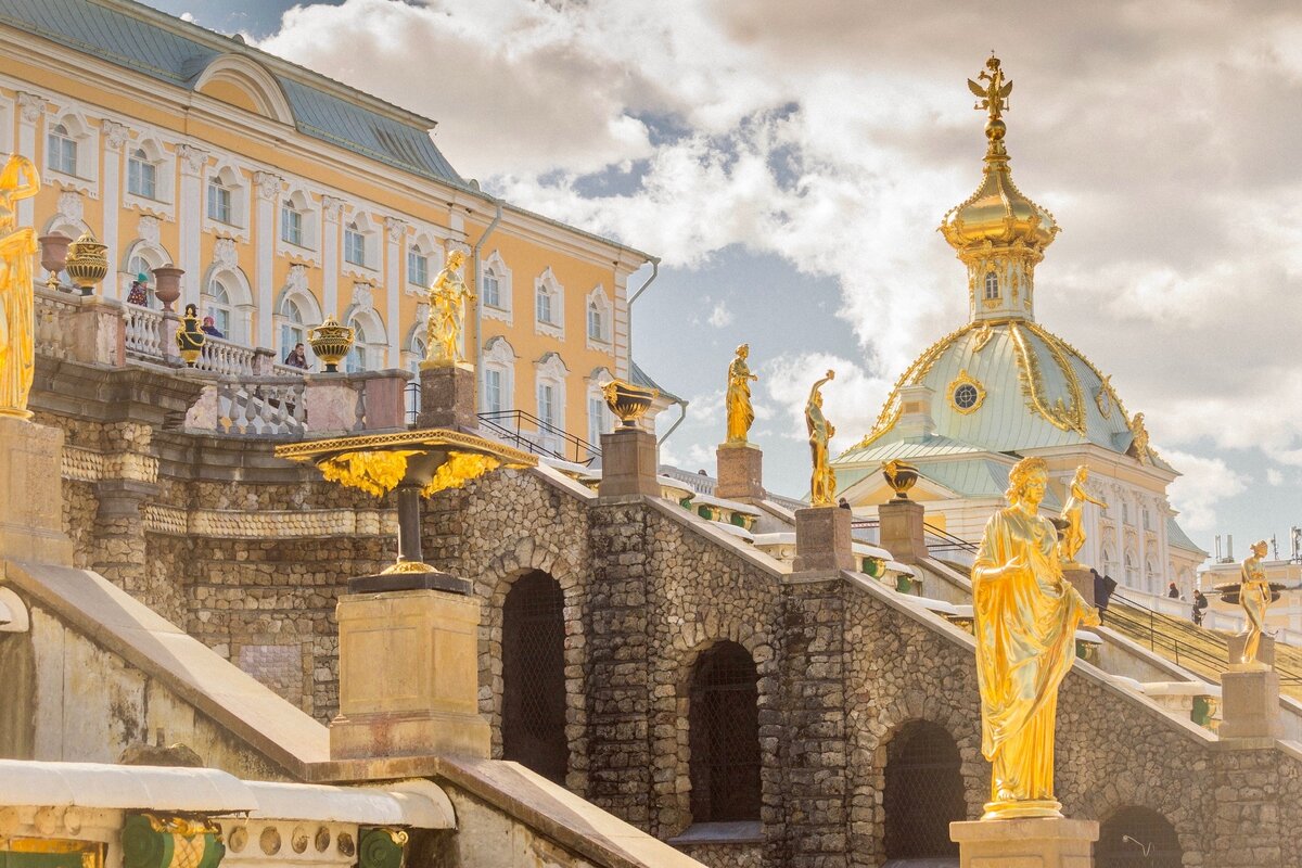 Петергофский дворец. ---> можно листать --->