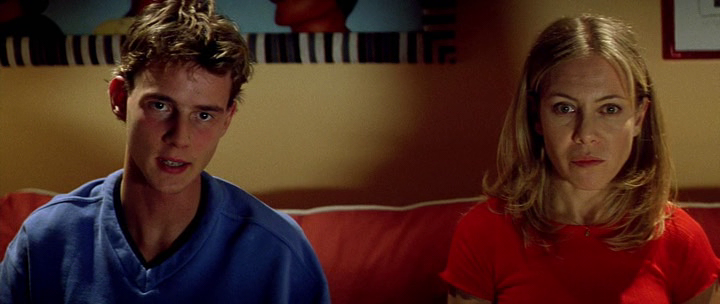 Эстебан и Мануэла вдвоем смотрят классический голливудский фильм 1950 г. "Все о Еве". Реминисценции из этого фильма будут на всем протяжении  "Все о моей матери". 