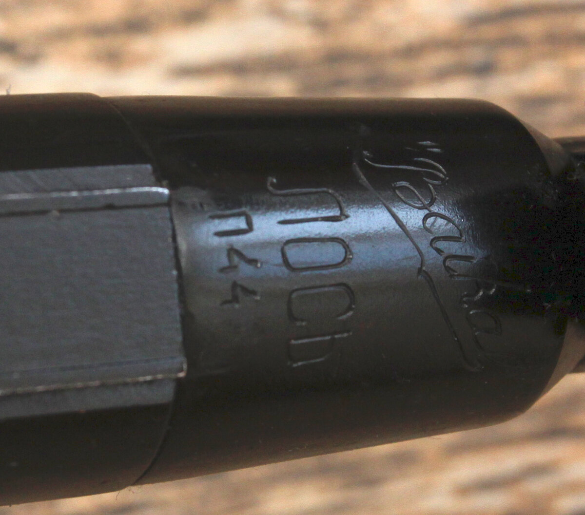 Гравированное название карабина на ствольной коробке