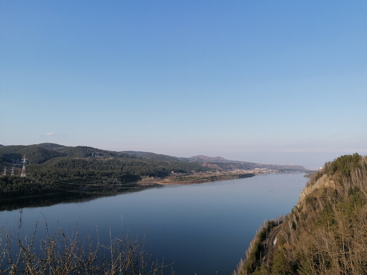 Справа вдали виднеются жилые дома г. Красноярск