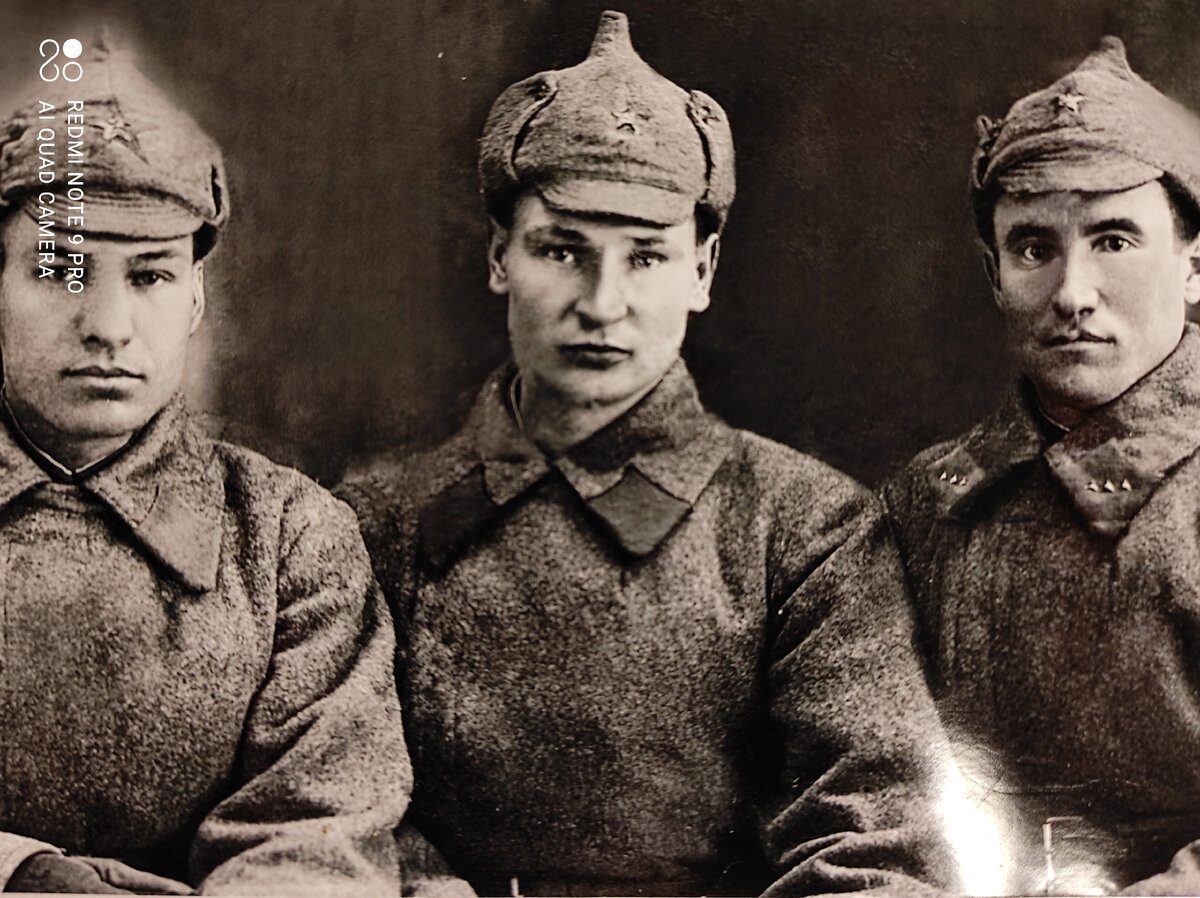 Фото от 25 декабря 1941 год. Город Ворошилов Уссурийского края. 
Тучи грозные нависли Над родимою страной,
Нас послал Великий Сталин
Защищать свой край родной!
          Вспомним Дальний, Ворошилов
          И седьмое декабря – 
          Все мы трое здесь на фото 
          Фигурируем не зря.
Красные бойцы в шинелях, 
Пред тобою, вот, смотри: 
Гриша, Вася и Синельник – 
Сулукульские все три.
           В день победы над фашизмом, 
           Выпьем рюмку, выпьем две.
           Ты в родном своем очаге
           Вспомнишь Гриша обо мне.
Пусть проклятые фашисты, -  
Скоро им конец придет – 
Ни один проклятый немец
С земли нашей не уйдет!
           Я писал… твой друг Синельник
           Из совхоза Сулукуль – 
           Если только будешь дома, 
           Приготовь конфет мне куль.

   Ищу в интернете, кто же командовал Дальневосточным фронтом во время войны. Нахожу – Апанасенко Иосиф Родионович, генерал армии. Это он, в суровые октябрьские и ноябрьские  дни 1941, отправлял из Дальневосточного фронта эшелон за эшелоном свои дивизии под Москву. Всего было отправлено 20 дивизий из 28, 8 танковых соединений из 10.
    Именно благодаря дальневосточным дивизиям и наступил перелом, а затем и разгром немецко-фашистских войск под Москвой в январе 1942 года. А Апанасенко тут же формировал новые дивизии для своего фронта, освобождая из тюрем репрессированных командиров, политических заключенных и просто зеков, пополняя ими вновь создаваемые дивизии. Перепрофилировал заводы Хабаровска, Владивостока, Благовещенска на производство военной продукции. Возродил военные совхозы, для обеспечения питанием солдат.
    Не сибирские дивизии (как пишут некоторые историки) сыграли решающую роль в битве под Москвой, а дальневосточные дивизии генерала Апанасенко И.Р. 
   А он забрасывал Сталина рапортами с просьбой об отправке в действующую армию. 
   Просьба была уважена – в июне 1943 году генерала назначили заместителем командующего Воронежским фронтом. В августе 1943 года он погиб, попав под авиационно-артиллерийский обстрел. 
    Что меня поразило в этих незатейливых стихах – это вера в нашу Победу! 
   25 декабря 1941 года – еще не наступил перелом в Московском сражении, еще далеко до Сталинградской битвы, еще дальше победы Красной Армии под Курском и Орлом. Но как сильна вера солдат в победу! – «в день победы над фашизмом, выпьем рюмку, выпьем две…», «пусть проклятые фашисты, - скоро им конец придет – ни один проклятый немец с земли нашей не уйдет!», -  вот эта высота духа, несокрушимая вера в победу солдат Красной Армии сыграла огромную роль в разгроме фашистской нечисти. Нам, молодым людям есть с кого брать пример! 
   Среди трех бойцов Красной Армии, изображенных на военном фото, - крайний справа мой прадедушка – Сулейманов Гумар Халиуллович. Я очень им горжусь! И очень хочу унаследовать лучшие его человеческие качества – любовь к Родине, гордость за свою страну и свою армию, веру в справедливость, веру в друзей своих. 
Ученица 5 класса гимназии им. Горького (г. Костанай) – Бектурова Ясмин (моя младшая внучка). 
 
   
