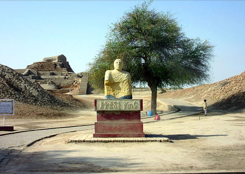 Вход в комплекс Мохенджо-Даро. Фото взято с сайта: https://indiastyle.ru/blog/travels/mohendzho-daro