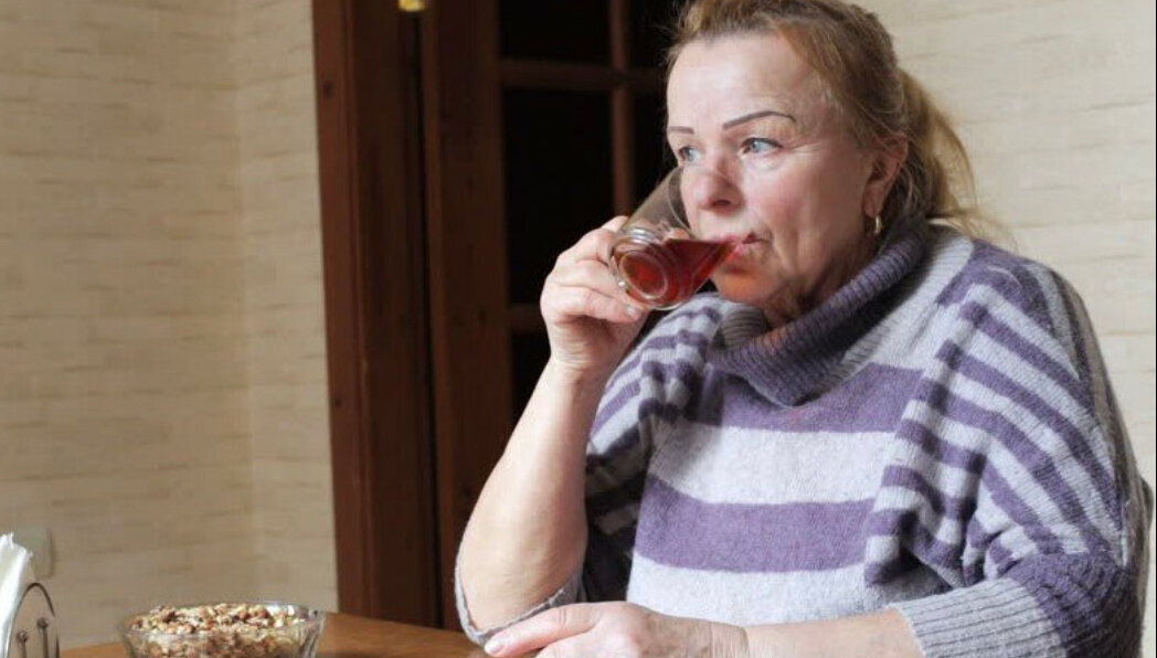 Песня тетя пьет. Бабушка пьет чай. Бабуля пьет чай. Женщина пьет чай. Пожилая женщина за столом.