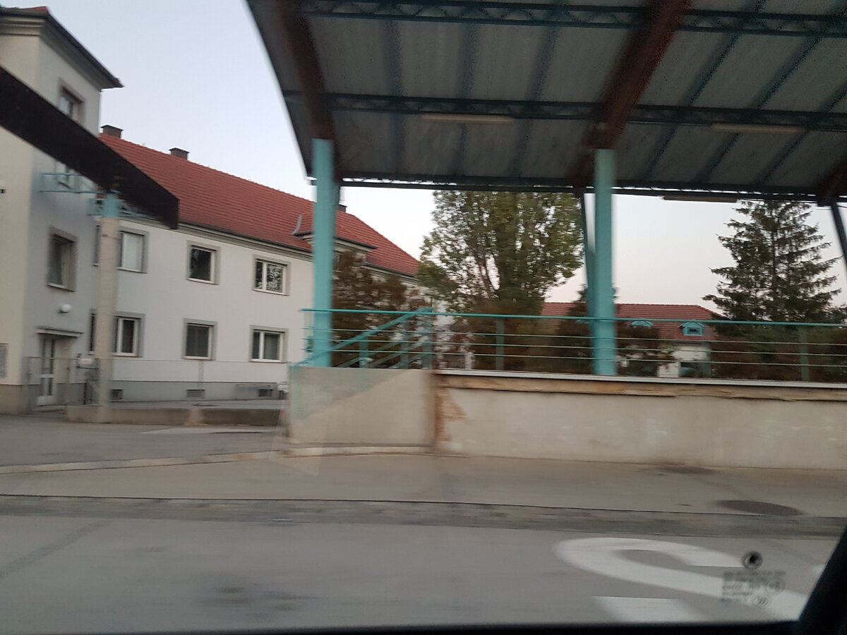 Граница между Чехией и Австрией. Фото из архива автора. По фото в движении можно понять, что пограничная зона пересекается на скорости. 