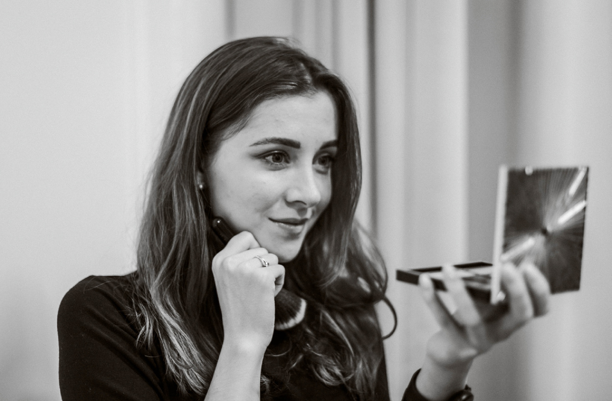 Свет мой зеркальце скажи, что эта женщина пытается тут обьяснить и почему так сложно😄