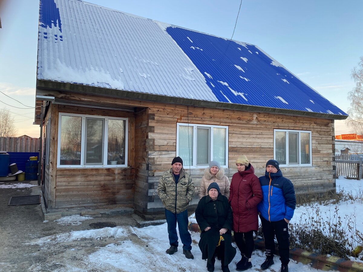 Семья Маер возле своего дома