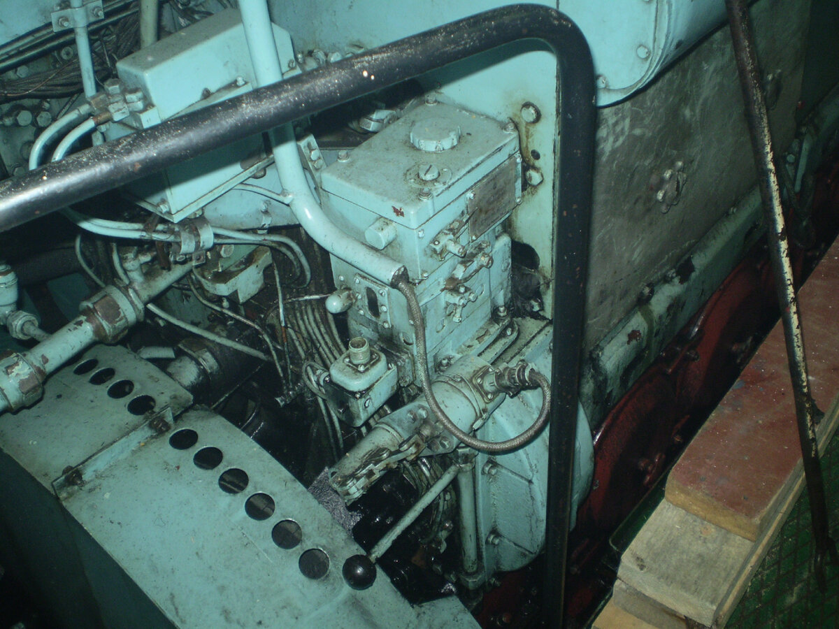 Регулятор частоты вращения Главного двигателя буксира-кантовщика, а также элементы системы ДАУ ( дистанционного автоматизированного управления) двигателя.  Фото автора.