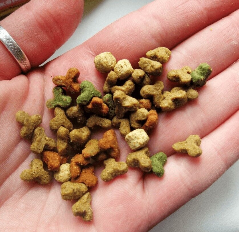 Дешевые корма бывают и не цветные, но цвет о дешевке говорит сразу