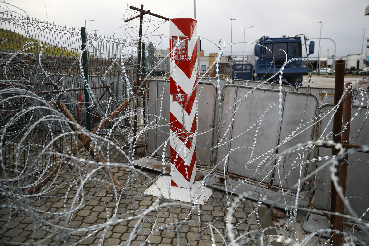 Белорусско-польская граница опутана колючей проволокой. Фото REUTERS