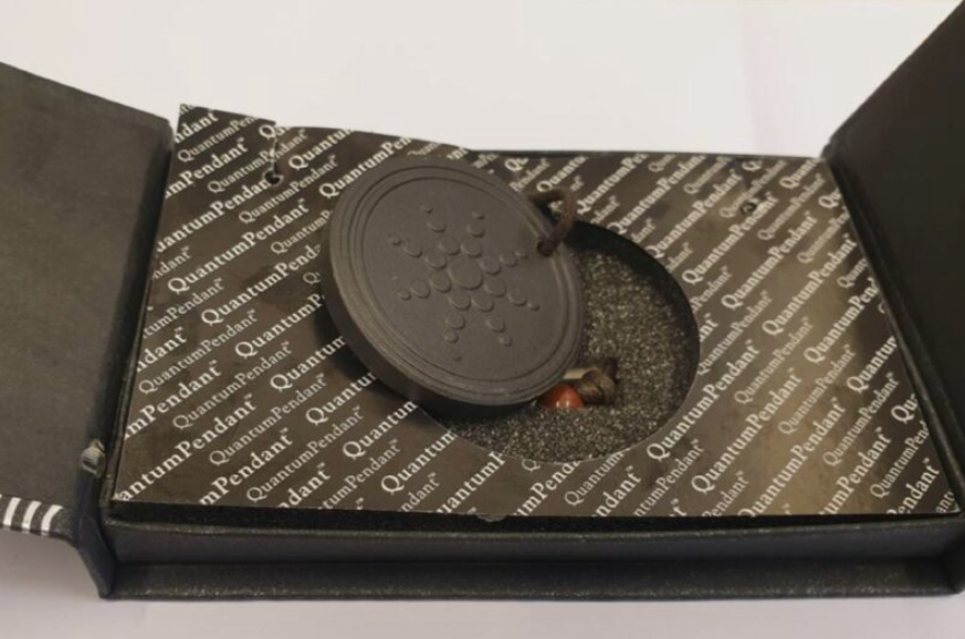 Этот "квантовый кулон" предназначен для защиты владельца от сигналов 5G. Истерия против 5G - беспочвенная теория заговора, но подвески - это не просто бесполезные безделушки. Они излучают низкие уровни ионизирующего излучения, которое со временем может вызвать неблагоприятные последствия для здоровья.