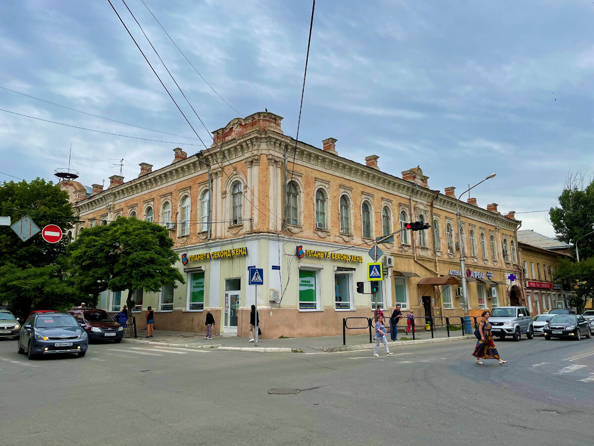 Чем запомнились улицы июньской Астрахани помимо домов: расслабленные люди,  девушки в длинных платьях, памятники и цветы | Под зонтиком | Дзен