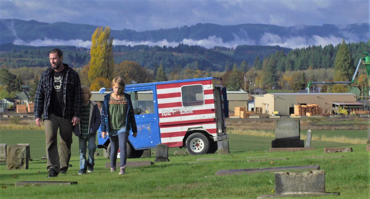 Вейленд с фургоном и доставшимся ему «прицепом». Кадр из к/ф «Лорелея».