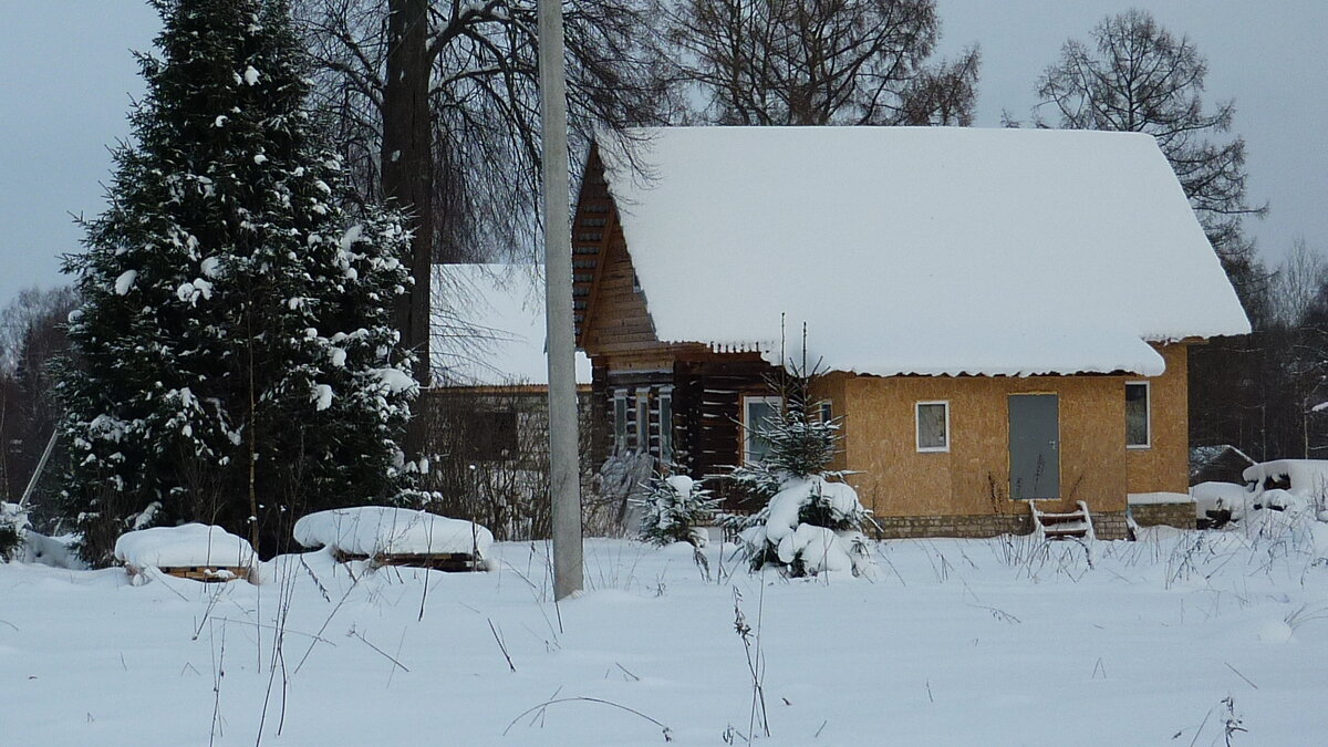 Это наш дом после капитального ремонта крыши, замены фундамента и с новым пристроем и крыльцом.