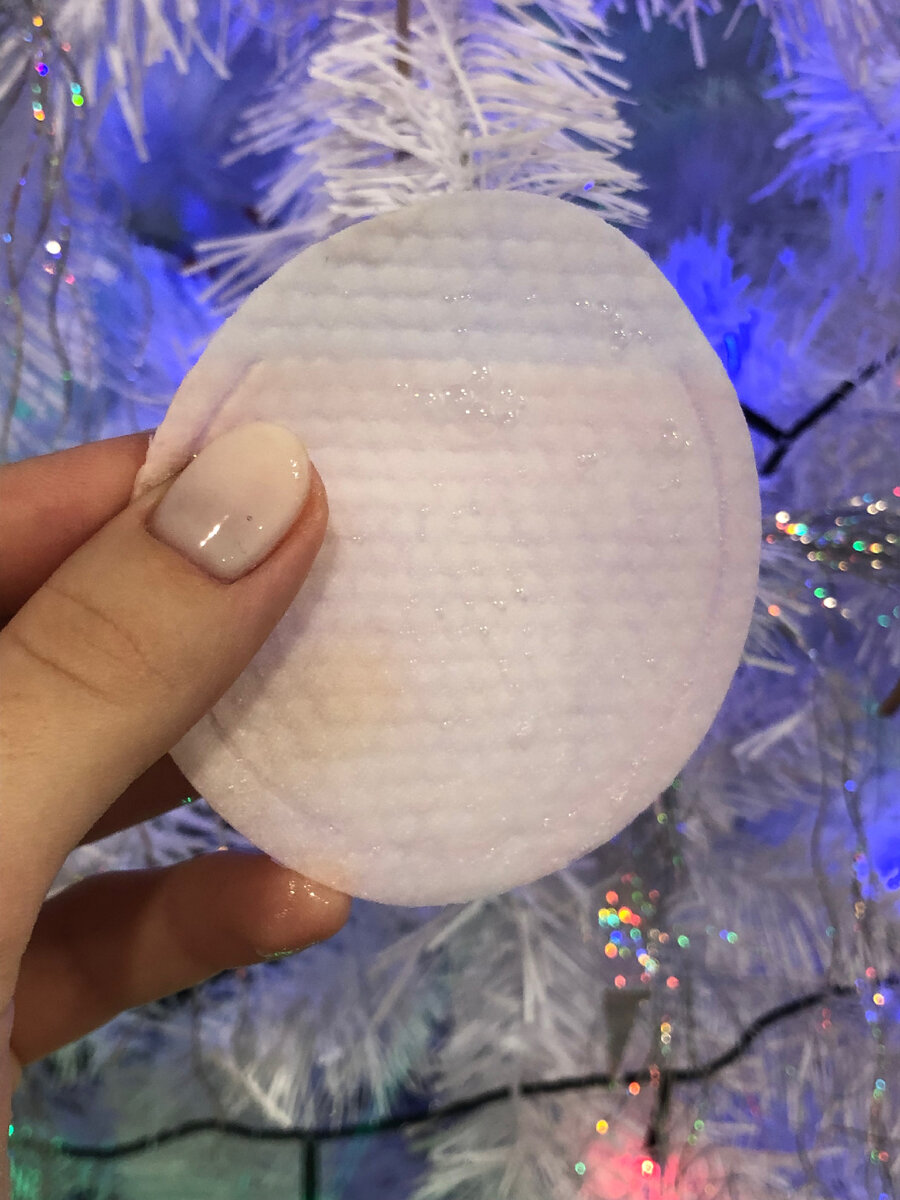 Белой стороной нужно наносить эссенцию на коду лица.