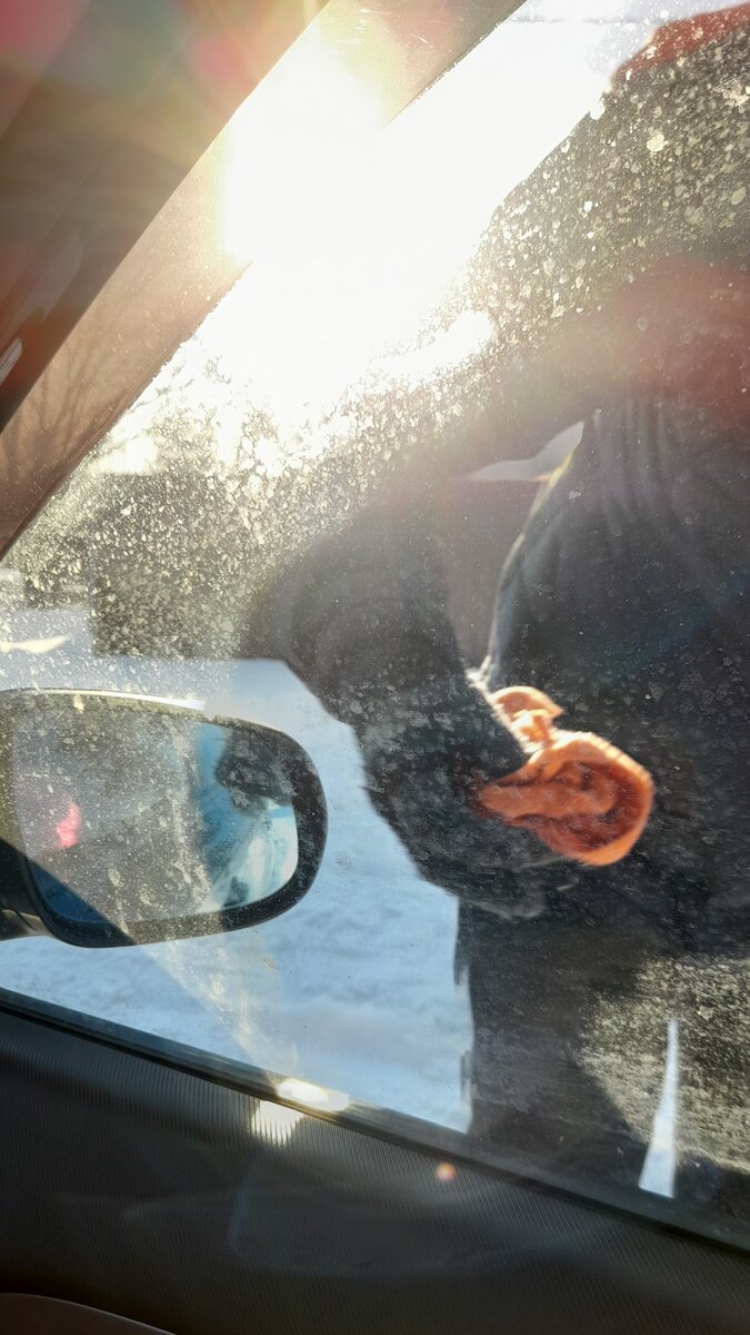 Простите, не подготовила визуальный ряд, поэтому фото из разряда "что есть" - муж моет зеркало у своего авто) Фото автора