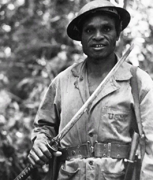 Сэр Джейкоб Чарльз Вуза с трофейным японским мечом на ранних этапах кампании на Гуадалканале, 1942 год.