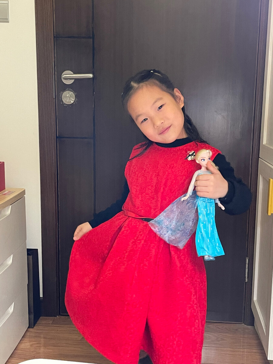 Это моя ученица хвастается обновками