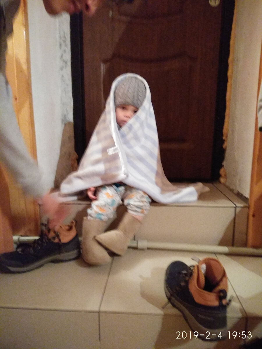 Дверь на улицу прямо в комнате,  неуютно без прихожей 