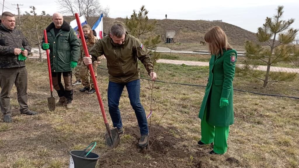 Г. Шаповалов участвует в восстановлении лесополосы