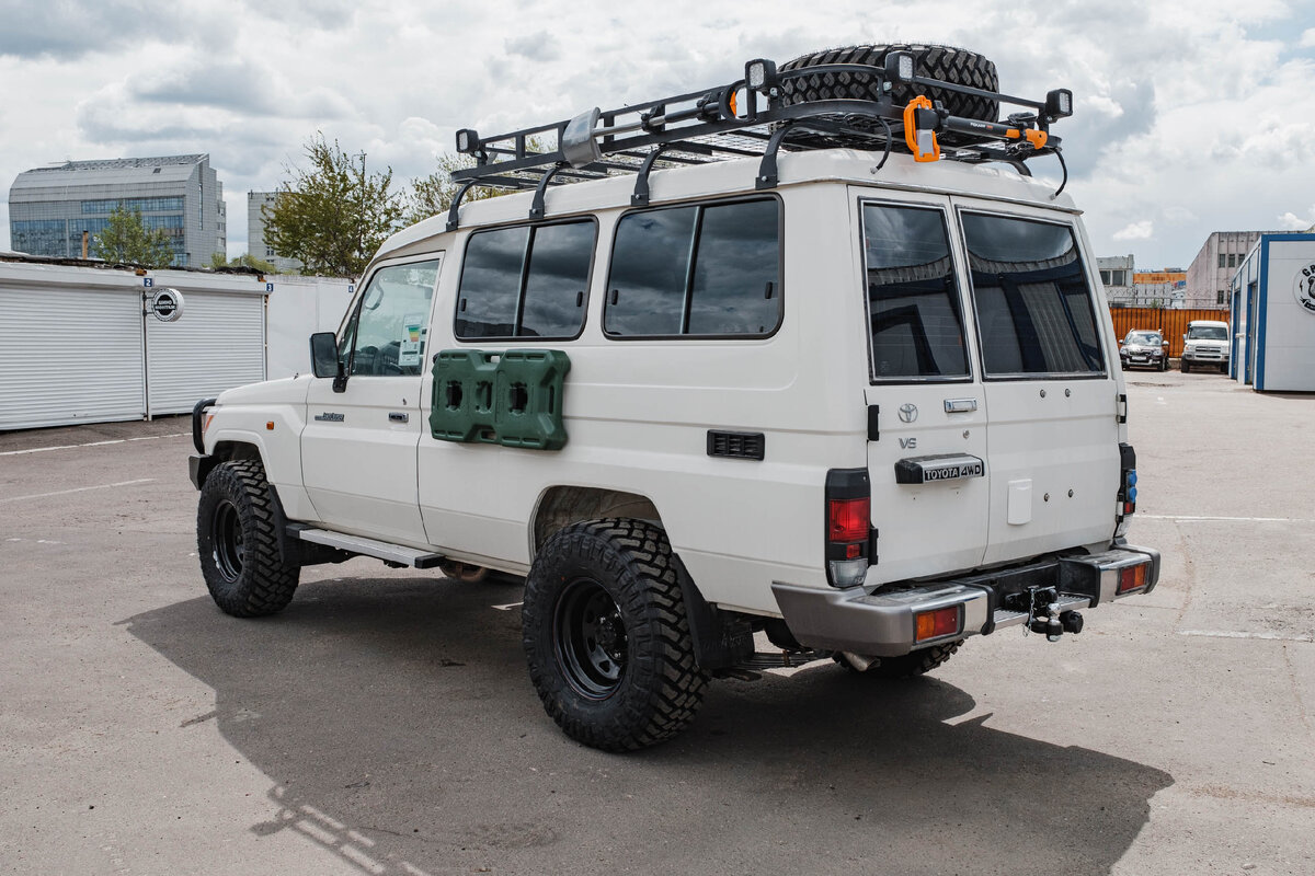 Toyota Land Cruiser 70-series (GJR 78 Wagon)