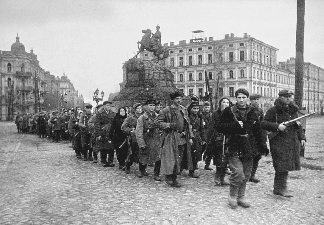 Площадь освобожденной украины. Освобождение Киева 1943. Ноябрь 1943 освобождение Киева. Освобожденный Киев 1943. Освобождение столицы Украины Киева (6 ноября 1943 г.).