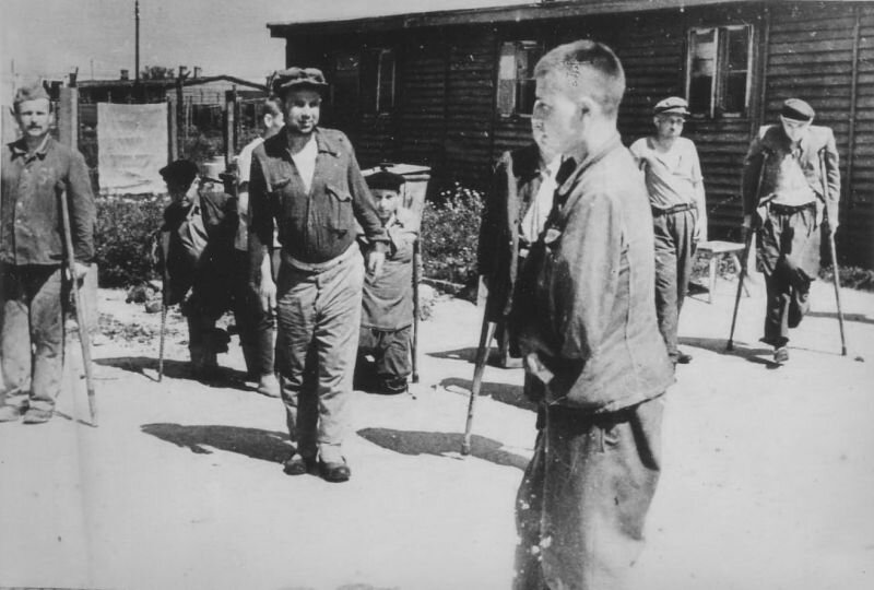 Выжившие бывшие узники концлагеря Освенцим во время излечения и реабилитации