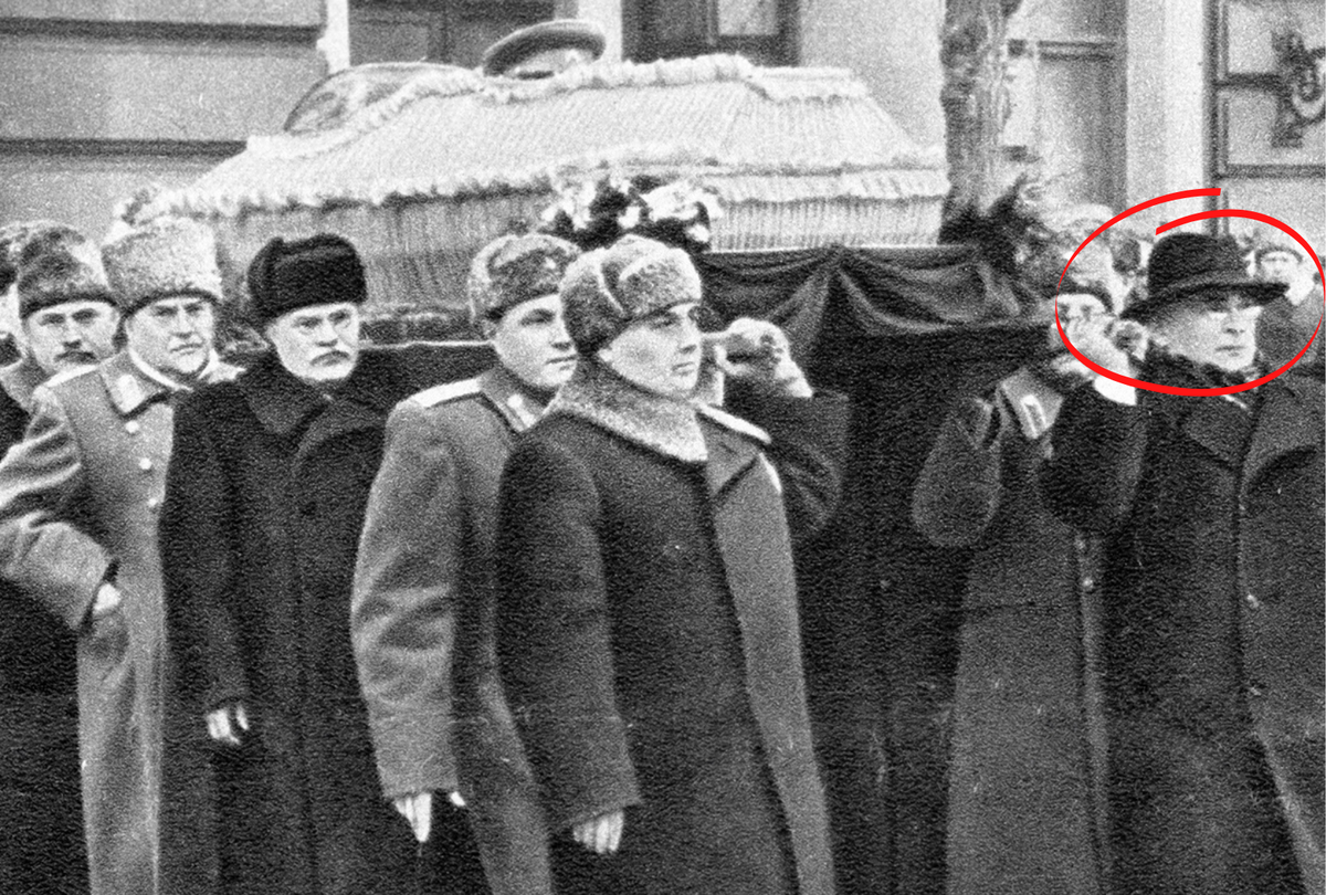 Вынос тела Сталина. Берия несет одним из первых