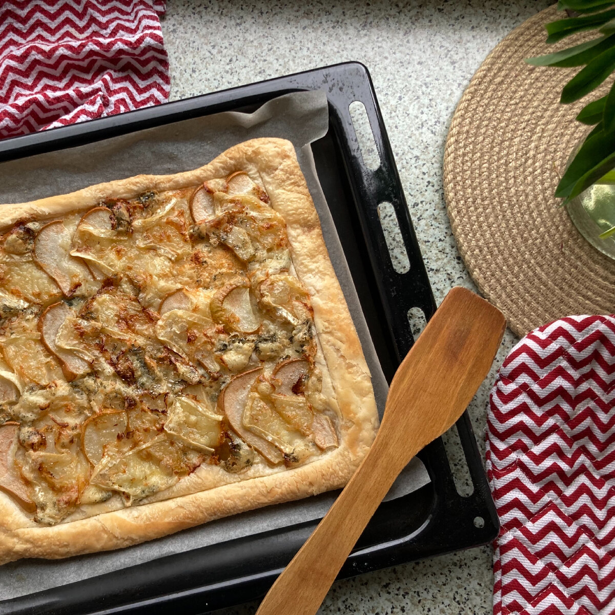 Пицца с грушей и сыром