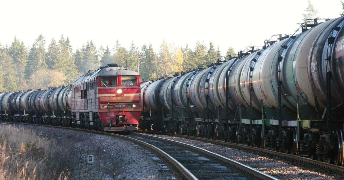 Жд нефтепродукт. Грузовой поезд. Товарный поезд с цистернами. Грузовые поезда РЖД. Железнодорожный транспорт нефти.