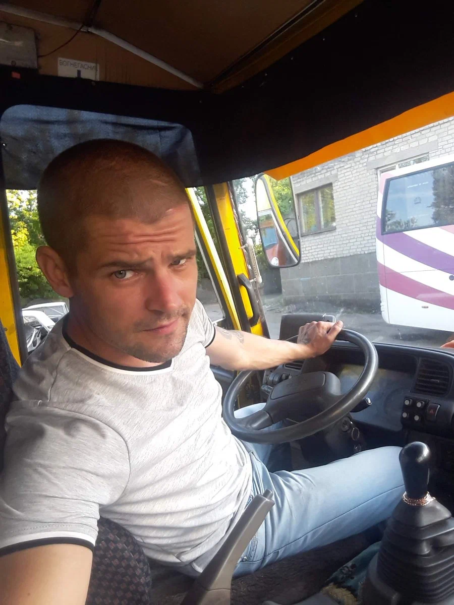 Брат Лены был простым работягой, шофёром