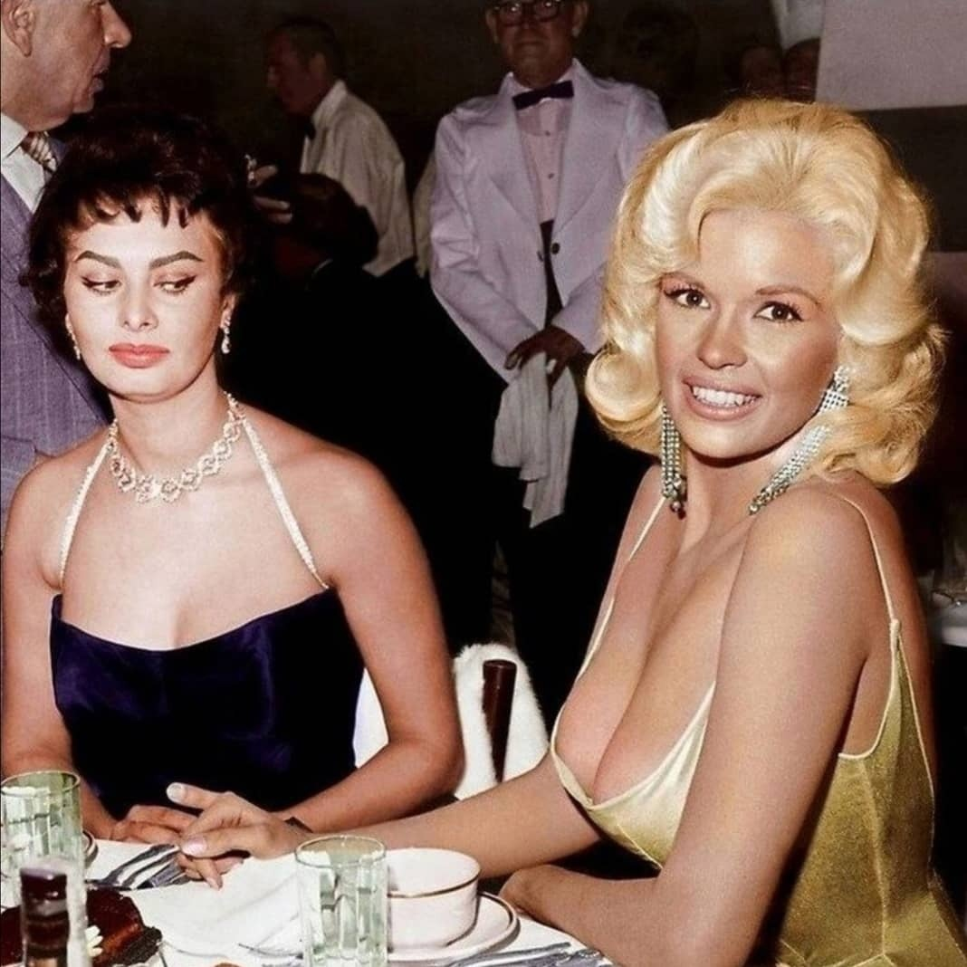 Это фото сделано на вечеринке, организованной кинокомпанией Paramount в честь Софи Лорен. На неё которую пришла Джейн с опозданием, да ещё и в откровенном платье, перехватив на себя море внимания.