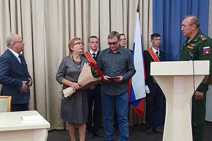 Родителям Сергея вручили Орден Мужества за сына-героя. Фото c официального сайта мэрии города Новосибирска📷

