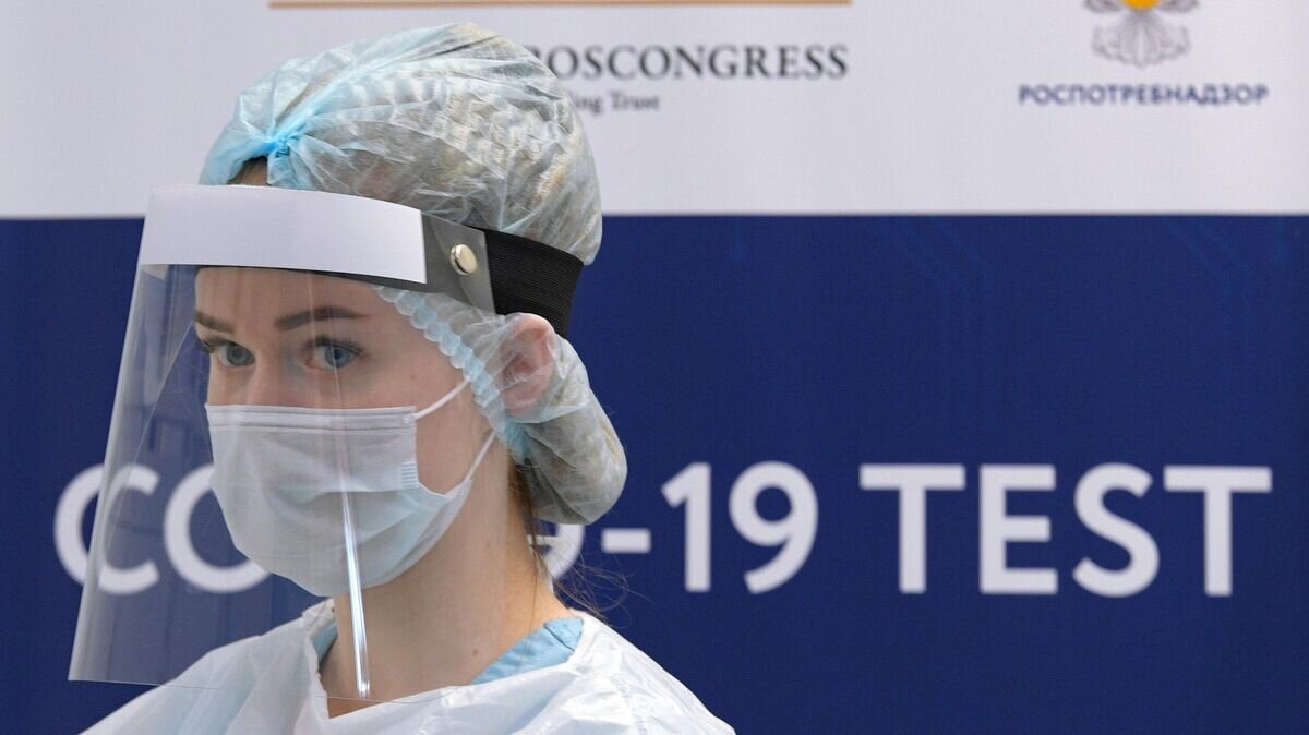   Медицинский работник в пункте тестирования на коронавирус персонала и участников Петербургского международного экономического форума © РИА Новости / Александр Гальперин