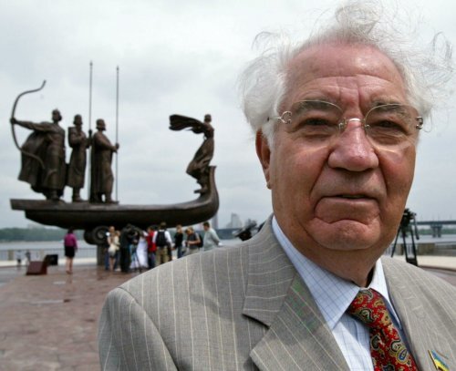 В. Згурский у памятника 1500 летию Киева.