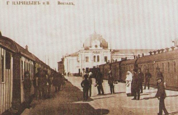 https://upload.wikimedia.org/wikipedia/commons/6/61/Tsaritsyn_Railway_Station_02.jpeg